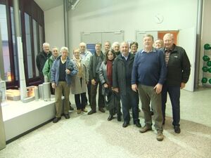 Die Besuchergruppe am Modell des Block 8