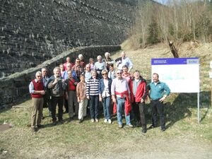 Die Exkursionsgruppe vor der Staumauer