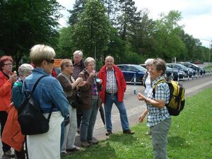 Die ersten Kräuter zeigte uns die "Kräuterfee" Pauline (re.) schon beim Start am Wegesrand