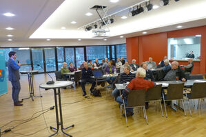 Die Teilnehmer lauschen gespannt dem Bericht aus Berlin