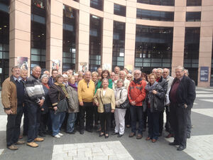 Gruppenbild mit Jutta im Innenhof des Parlamentsgebäudes