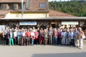 Die Teilnehmergruppe beim Abschluß der Tagesfahrt im Landgasthaus „Am Frauenstein“ bei Hinterweidenthal