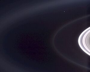 Der kleine weise Punkt ist die Erde