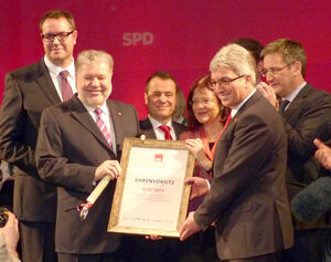 Roger Lewentz überreicht Kurt Beck die Urkunde für den Ehrenvorsitz der Landes-SPD