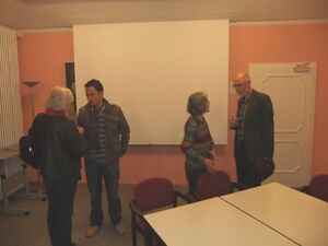 Prof. Dr. Klaus Jung (re.) im Gespräch mit einer Zuhörerin