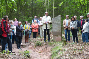 Über 80 Leute versammelten sich am Gedenkstein für die Asselsteiner