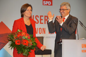 Roger Lewenz gratuliert Malu Dreyer für ihre exzellente Rede