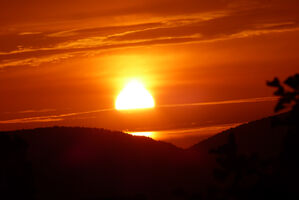 Blick von Hergersweiler zum Sonnenuntergang im Wasgau
