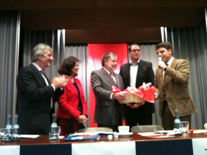 Thomas Hitschler überreicht Kurt Beck ein Präsent nach der Nominierung