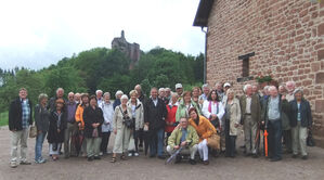 Gruppenfoto vor der Burgruine Fleckenstein (Elsaß) 