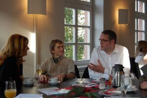 Alexander Schweitzer im Gespräch mit Neumitgliedern