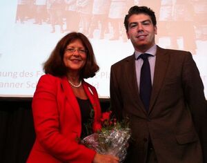 Thomas Hitschler gratuliert Theresia Riedmaier zur Wiederwahl